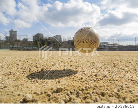 グラウンドを跳ねる野球ボールの写真素材