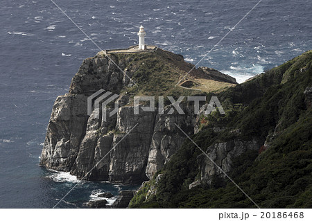 11月 本州最西端の大瀬崎断崖と灯台の写真素材