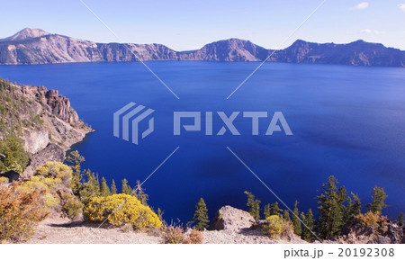 アメリカ　オレゴン州　クレーター・レイク国立公園の風景 20192308