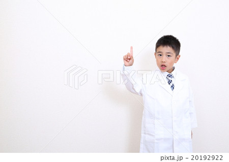 白衣を着た男の子(指さし) 白衣を着た男の子(指さし) 20192922