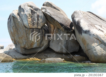 Isle of large stones in the ocean Isle of large stones in the ocean 20193367