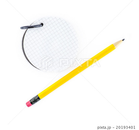 Round notepad and yellow pencil on white  20193401
