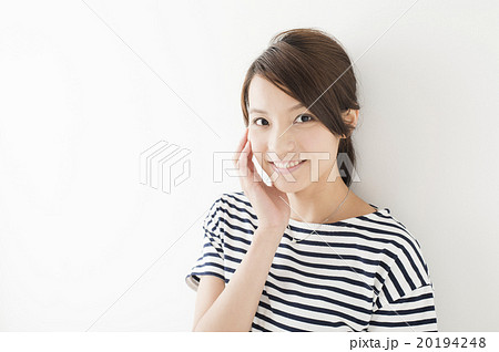 カジュアル　女性（アップ　20代） 20194248