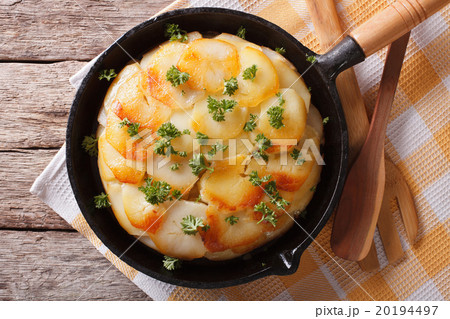 Homemade baked potatoes in a pan close-up 20194497