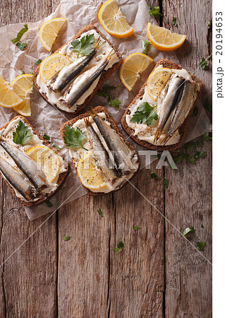 Sandwiches with sprats, cream cheese and lemon 20194653