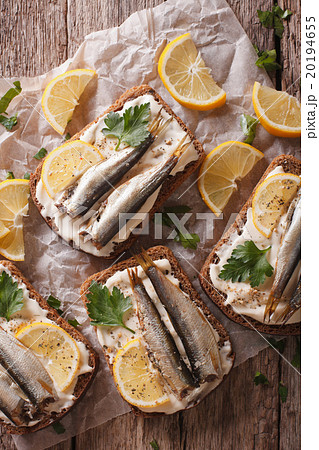 Sandwiches with sprats, cream cheese close-up 20194655