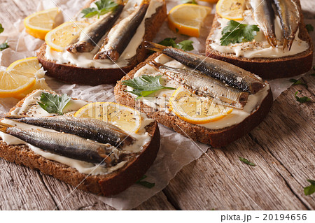 fish sandwiches with cream cheese and lemon 20194656