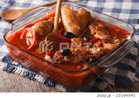 Tasty chicken braised in tomato sauce with pepper 20194945