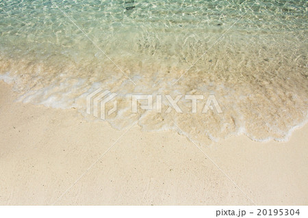 Wave of the sea on the sand beach with copy space. 20195304