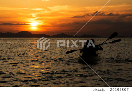 love couples partners canoeing. love couples partners canoeing. 20195307