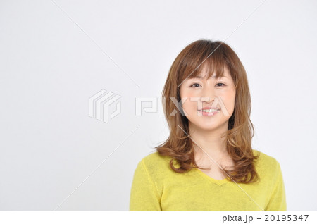 正面むく女性 正面むく女性 20195347