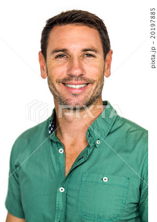 Smiling man looking at the camera 20197885