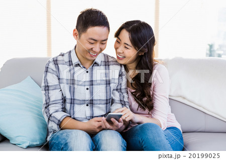 Young happy couple using smart phone  20199025
