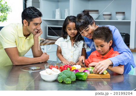 Happy family slicing vegetables 20199204