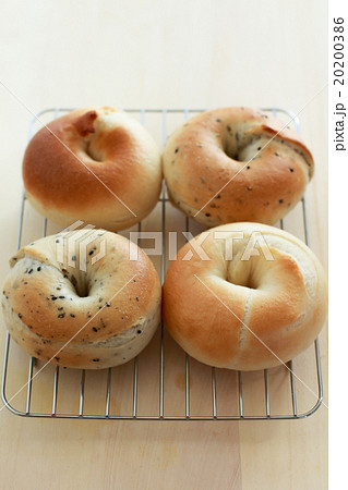 おうちでパン作り プレーンベーグルと黒ごまベーグル おうちでパン作り プレーンベーグルと黒ごまベーグル 20200386