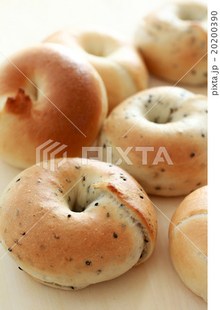 おうちでパン作り プレーンベーグルと黒ごまベーグル おうちでパン作り プレーンベーグルと黒ごまベーグル 20200390