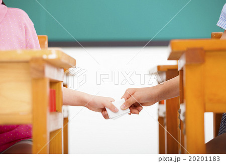 Students passing notes in the classroom 20201183