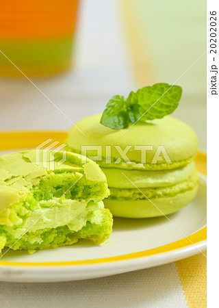 Green macaroon with mint leaves 20202026