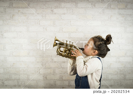 トランペットを吹く女の子の写真素材 2534