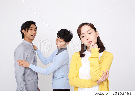 マザコンの夫に呆れる妻 20203463