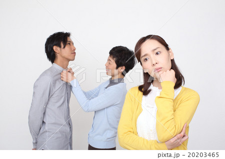 マザコンの夫に呆れる妻 20203465