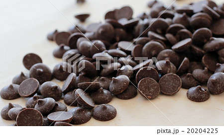 おうちでケーキ作り　クーベルチュールチョコレートを袋から出して刻む 20204225