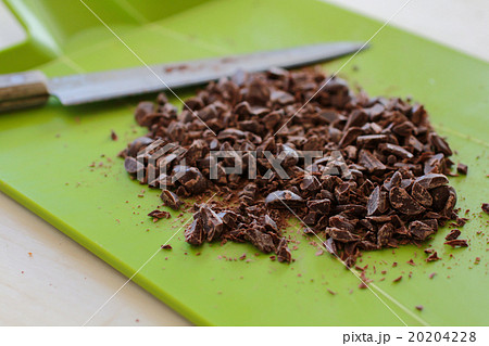 おうちでケーキ作り　クーベルチュールチョコレートを袋から出して刻む 20204228