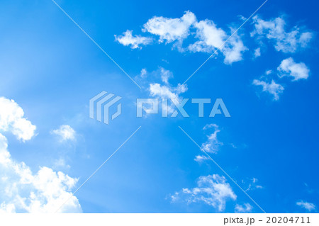 積雲 真冬の空 一般的な空と雲 白い雲と青い空 背景素材 コピースペース 文字スペース 積雲 真冬の空 一般的な空と雲 白い雲と青い空 背景素材 コピースペース 文字スペース 20204711