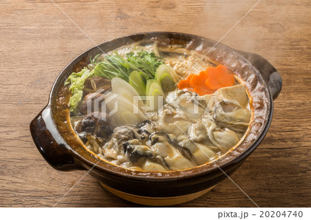 一般的な牡蠣の土手鍋　japanese Oyster Miso Hot Pot 20204740