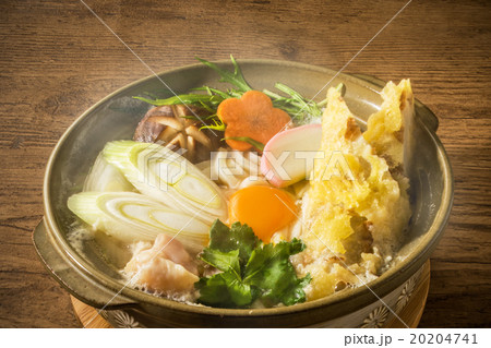 一般的な鍋焼きうどん udon in a pot with broth japanese food 一般的な鍋焼きうどん udon in a pot with broth japanese food 20204741