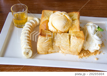 Ice cream on honey toast and banana 20205004