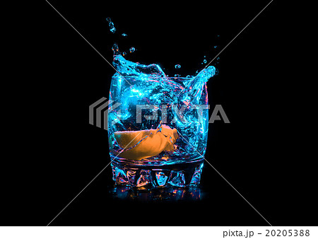 Colorful cocktail with lemon slice 20205388