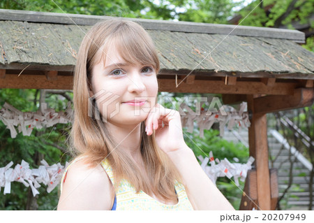 おみくじの前に立つ女性 20207949