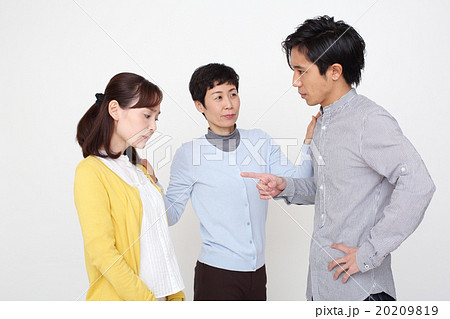 夫婦喧嘩を止める祖母の写真素材 9819