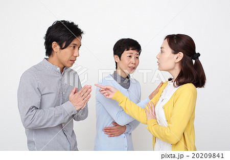 夫婦喧嘩を止める祖母の写真素材 9841