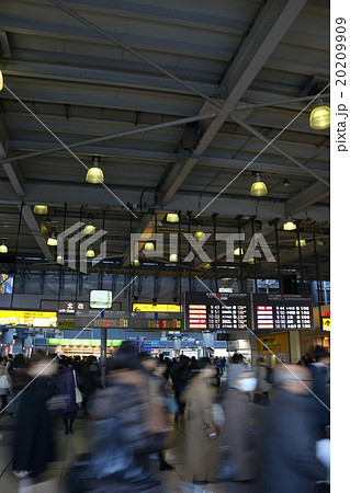 朝の品川駅　通勤ラッシュの風景 20209909