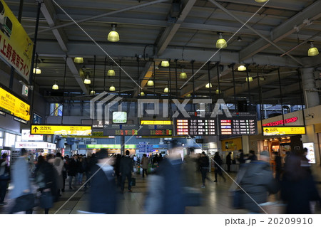 朝の品川駅　通勤ラッシュの風景 20209910