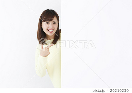 指さす女性　　　 20210230