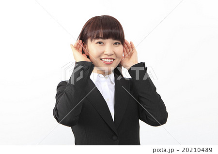 耳に手を当てる女性の写真素材 2104