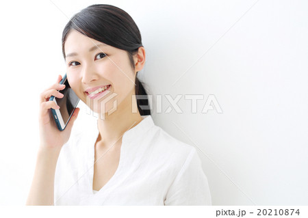 スマートフォン・若い女性 20210874