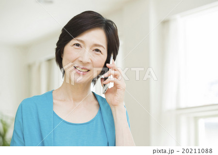 スマホで通話するミドル女性 20211088