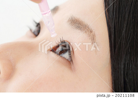 目薬・若い女性 目薬・若い女性 20211108