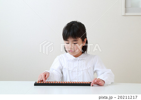 ソロバンをする6歳の女の子 20211217