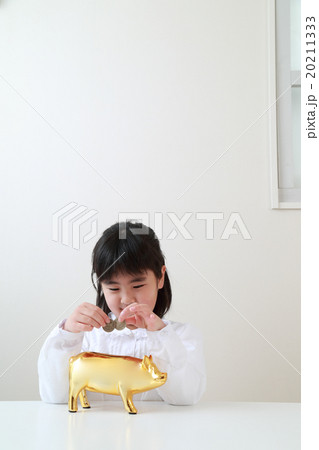 貯金箱にお金を入れるこども 貯金箱にお金を入れるこども 20211333