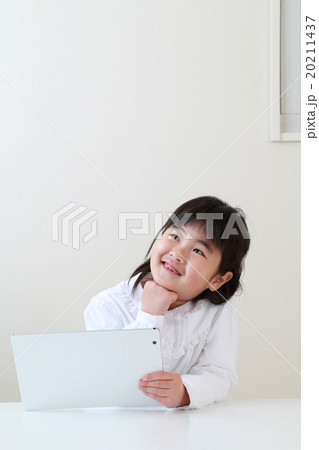 タブレットを見るこども タブレットを見るこども 20211437