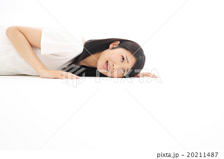 倒れる・若い女性 20211487