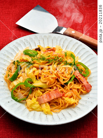 注意）湯気はレタッチ合成です。野菜たっぷりの焼きそば。（ソース味）。 20211836