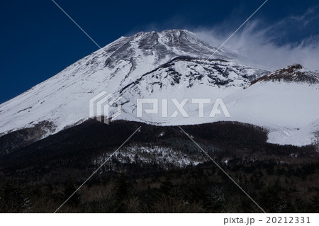 雪煙を舞う富士山 20212331