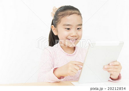 勉強する子供　タブレットで勉強する　タブレット 女の子　ICT活用教育　ICT　小学生 20212854