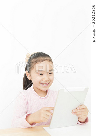 勉強する子供 タブレットで勉強する タブレット 女の子 Ict活用教育 Ict 小学生の写真素材